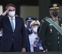 Bolsonaro y el comandante del Ejército brasileño, el general Paulo Sergio Nogueira, en un desfile militar. (Fuente: Xinhua) (Fuente: Xinhua) (Fuente: Xinhua)