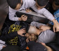 Varios palestinos lloran sobre el cadáver de uno de los dos palestinos asesinado por tropas israelíes en el campo de refugiados de Jenín, Cisjordania, este jueves. (Fuente: EFE) (Fuente: EFE) (Fuente: EFE)