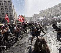 Miles de estudiantes marcharon bajo la lluvia por las calles de Santiago. (Fuente: AFP) (Fuente: AFP) (Fuente: AFP)