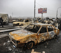 Autos quemados en la entrada a Irpín, cerca de Kiev. (Fuente: AFP) (Fuente: AFP) (Fuente: AFP)