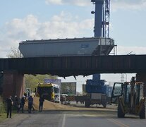 Una grúa maniobra ayer a media tarde para remover el último vagón sobre el puente. (Fuente: Sebastián Vargas) (Fuente: Sebastián Vargas) (Fuente: Sebastián Vargas)