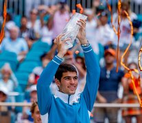 Alcaraz levanta su trofeo en Estados Unidos (Fuente: EFE) (Fuente: EFE) (Fuente: EFE)