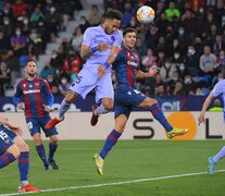 Aubameyang ganó de cabeza y puso el empate parcial: 10 goles en 14 partidos desde que llegó al Barcelona (Fuente: AFP) (Fuente: AFP) (Fuente: AFP)