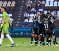 El exRacing De Olivera sufre mientras la Academia festeja el gol de penal (Fuente: Fotobaires) (Fuente: Fotobaires) (Fuente: Fotobaires)