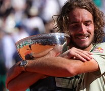 Tsitsipas se abraza a la Copa que obtuvo (Fuente: AFP) (Fuente: AFP) (Fuente: AFP)