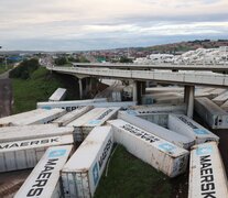 Cientos de contenedores arrojados por la violenta inundación, cerca de Durban. (Fuente: EFE) (Fuente: EFE) (Fuente: EFE)