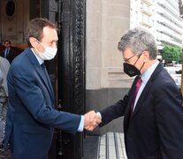 El secretario de Asuntos Estratégicos,  Gustavo Béliz, saludando al economista Jeffrey Sachs.