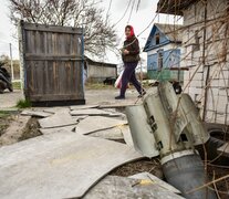 Parte de un misil hallado en la casa deun pueblo cerca de Kiev (Fuente: EFE) (Fuente: EFE) (Fuente: EFE)