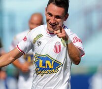 Bandiera celebra el gol que le dará el triunfo a Barracas sobre Arsenal  (Fuente: NA) (Fuente: NA) (Fuente: NA)