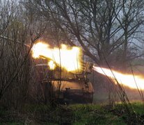 Tropas ucranianas lanzan misiles desde su posición cerca de Jarkov.