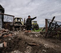 Un granjero del pueblo de Mala Tokmatchka, sur de Ucrania, muestra el daño de las bombas.  (Fuente: AFP) (Fuente: AFP) (Fuente: AFP)