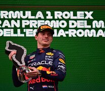 Max Verstappen luce con su trofeo en Monza (Fuente: AFP) (Fuente: AFP) (Fuente: AFP)