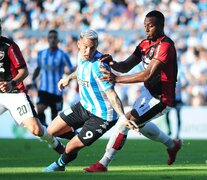 Enzo Copetti intenta ante Walter Ditta. El colombiano, verdaderamente impasable (Fuente: Fotobaires) (Fuente: Fotobaires) (Fuente: Fotobaires)