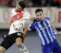 Santiago Simón disputa le pelota con Andrada en la mitad de la cancha (Fuente: Fotobaires) (Fuente: Fotobaires) (Fuente: Fotobaires)