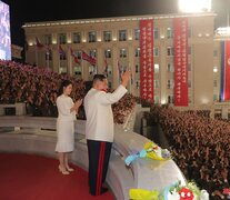 Kim saluda a la multitud en el 90 aniversario del ejército norcoreano. (Fuente: AFP) (Fuente: AFP) (Fuente: AFP)