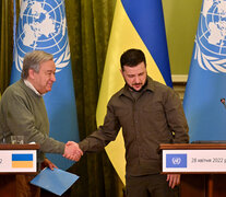 El secretario general de la ONU saluda al presidente de Ucrania. (Fuente: AFP) (Fuente: AFP) (Fuente: AFP)