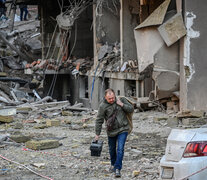 Un vecino retira pertenencias de un edificio bombardeado en Kiev. (Fuente: AFP) (Fuente: AFP) (Fuente: AFP)