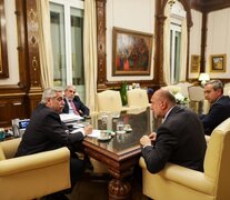 El presidente, Perotti, Javkin y Aníbal Fernández en la reunión de anoche.