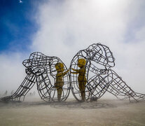 La escultura Love, presentada por Alexander Milov en el Festival Burning Man de 2015, en Nevada, Estados Unidos. 