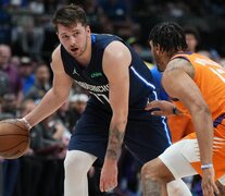 Doncic dominando la situación ante los Suns, el equipo de mejor récord en la serie regular (Fuente: AFP) (Fuente: AFP) (Fuente: AFP)