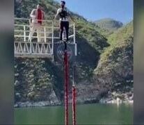 El momento en el que que el joven está por tirarse desde el puente. (Foto: captura de video).