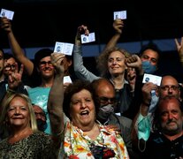 Restitución de carnets de hinchas de Racing desaparecidos. (Fuente: Luis Angeletti) (Fuente: Luis Angeletti) (Fuente: Luis Angeletti)