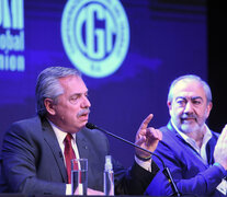 Alberto Fernández junto a Héctor Daer, en el congreso ordinario de Fatsa.