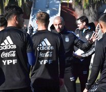 Javier Mascherano da indiciaciones en el predio de Ezeiza (Fuente: Prensa AFA) (Fuente: Prensa AFA) (Fuente: Prensa AFA)