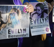 Evelyn Hernández fue violada y tuvo un bebé muerto. La condenaron a 30 años de carcel. La Agrupación Ciudadana movilizó una campaña internacional pidiendo su absolución. Fue sobreseída en 2019.