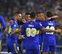 Los jugadores de Boca saludan a Villa, autor del primer gol  (Fuente: Télam) (Fuente: Télam) (Fuente: Télam)