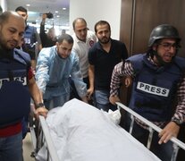 Trabajadores de prensa acompañan la salida del cuerpo de Shireen Abu Akleh del hospital. (Fuente: AFP) (Fuente: AFP) (Fuente: AFP)
