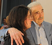 Gelman con su nieta en el año 2000, cuando finalmente la pudo abrazar. (Fuente: EFE) (Fuente: EFE) (Fuente: EFE)