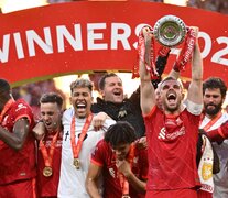 Henderson levanta la Copa para Liverpool, que ya sumó dos trofeos en la temporada (Fuente: AFP) (Fuente: AFP) (Fuente: AFP)