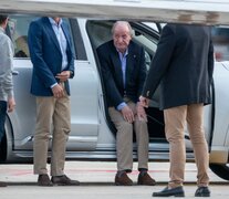 Juan Carlos sentado en un auto alllegar alaeropuerto de Vigo