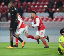 Cumaná ya la metió contra su valla; fue el primer gol del Rojo (Fuente: Fotobaires) (Fuente: Fotobaires) (Fuente: Fotobaires)