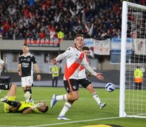 Palavecino festeja su gol, el primero de la noche en el Monumental (Fuente: NA) (Fuente: NA) (Fuente: NA)