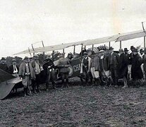 Los estancieros de la época posan junto al avión que sirvió para disparar desde el aire a mujeres y niños.