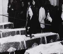 El funeral de los tres sacerdotes y dos seminaristas palotinos en la parroquia San Patricio, en 1976, ante una multitud.