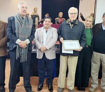 El intendente José Orellana (centro) junto a Alberto Figueroa Mintetti, empresario procesado, mostrando el diploma de reconocimiento.