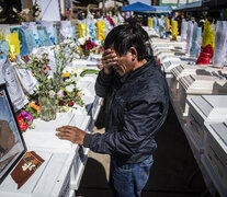 Un familiar llora frente al féretro de una de las víctimas de la masacre de Accomarca. (Fuente: AFP) (Fuente: AFP) (Fuente: AFP)