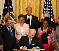 Biden, junto a familiares de George Floyd, firma una orden ejecutiva de reforma policial. (Fuente: AFP) (Fuente: AFP) (Fuente: AFP)