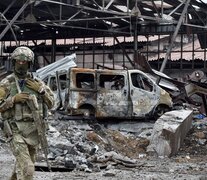 Un soldado ruso camina delante de los escombros de una acería en Mariupol. (Fuente: AFP) (Fuente: AFP) (Fuente: AFP)