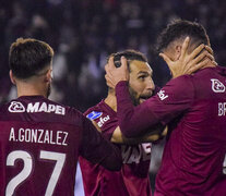 Cosa de Diegos. Valeri mandó el centro y Braghieri puso la cabeza para el gol del triunfo (Fuente: NA) (Fuente: NA) (Fuente: NA)