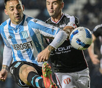 Javier Correa le pega a la pelota ante la presión de Salaberry.