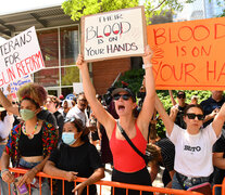 Manifestantes contrarios a la portación de armas frente a la convención de la NRA.