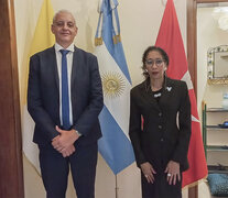 El secretario de Derechos Humanos, Horacio Pietragalla, junto a la embajadora argentina en El Vaticano, María Fernanda Silva.