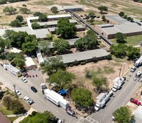 Una fotografía tomada por un dron muestra la escena posterior al tiroteo masivo en la Escuela Primaria Robb en Uvalde, Texas. (Fuente: EFE) (Fuente: EFE) (Fuente: EFE)