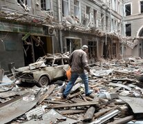 Un hombre camina sobre los escombros de un edificio bombardeado en Kharkiv.  (Fuente: AFP) (Fuente: AFP) (Fuente: AFP)