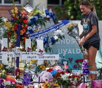 Una jovencita llora en el memorial de las víctimas del tiroteo en Texas. (Fuente: EFE) (Fuente: EFE) (Fuente: EFE)