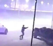 Un joven de 19 años fue baleado durante una persecución policial en Moreno. Imagen: Captura de pantalla de las cámaras de seguridad del barrio privado.